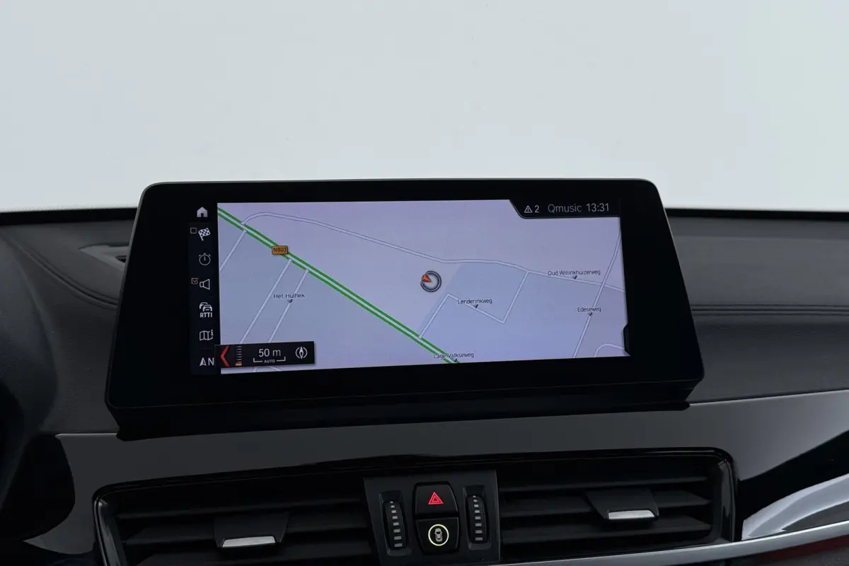 SDrive20i VDL Nedcar Edition | Trekhaak | Org NL | Facelift | Head-Up | Camera | LED | Navigatie |