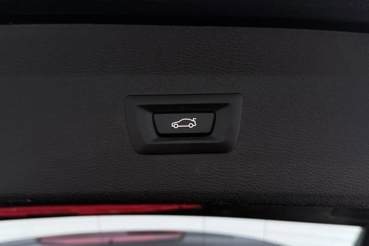 SDrive20i VDL Nedcar Edition | Trekhaak | Org NL | Facelift | Head-Up | Camera | LED | Navigatie |