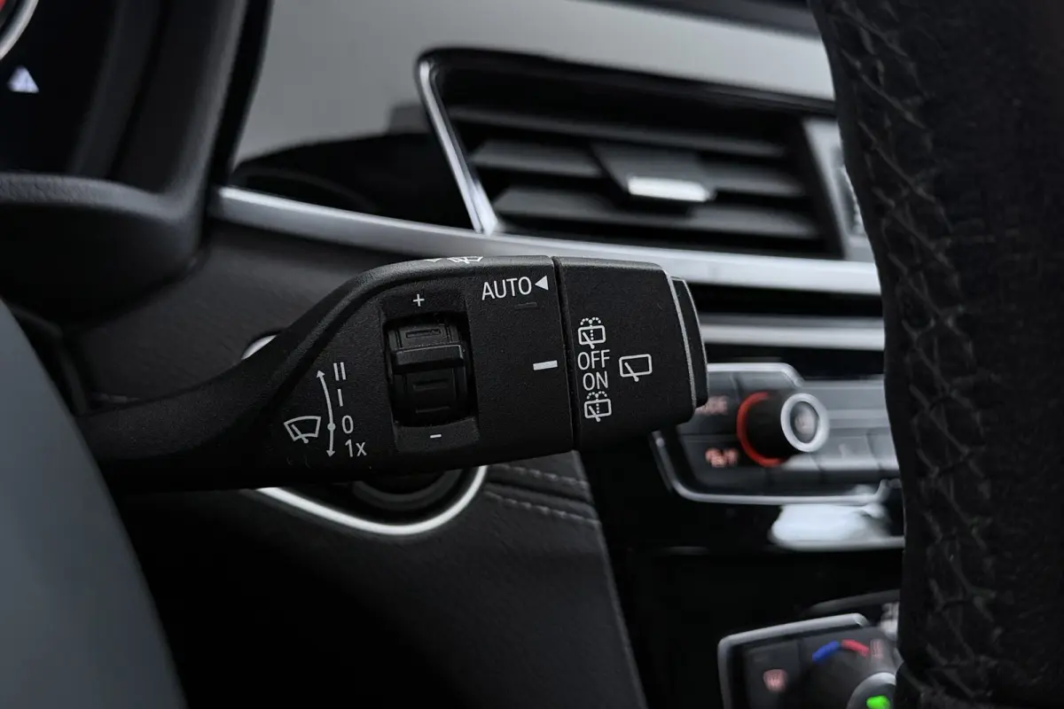 SDrive20i VDL Nedcar Edition | Trekhaak | Org NL | Facelift | Head-Up | Camera | LED | Navigatie |