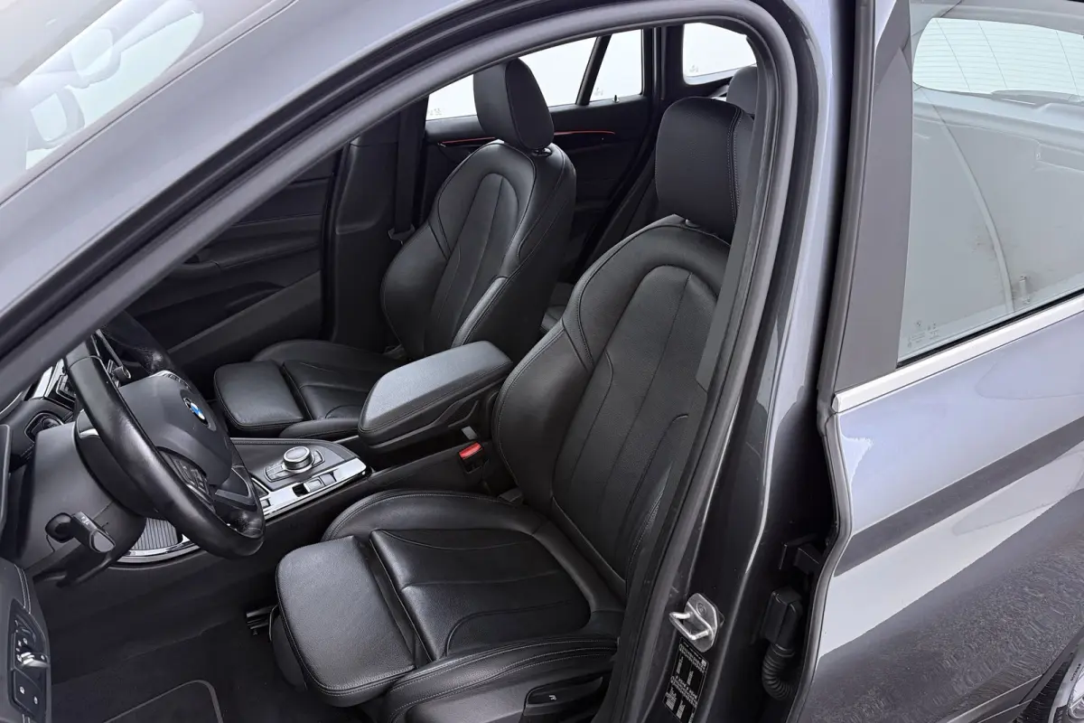 SDrive20i VDL Nedcar Edition | Trekhaak | Org NL | Facelift | Head-Up | Camera | LED | Navigatie |