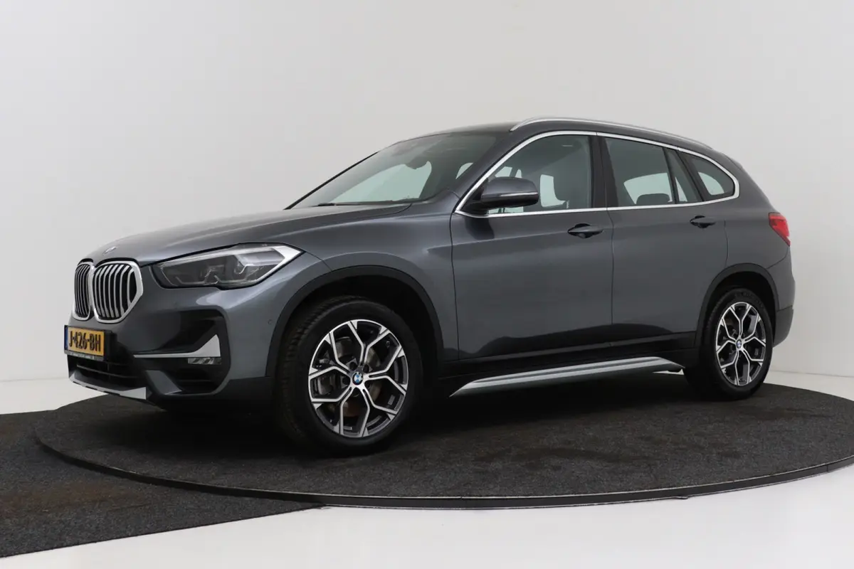 SDrive20i VDL Nedcar Edition | Trekhaak | Org NL | Facelift | Head-Up | Camera | LED | Navigatie |