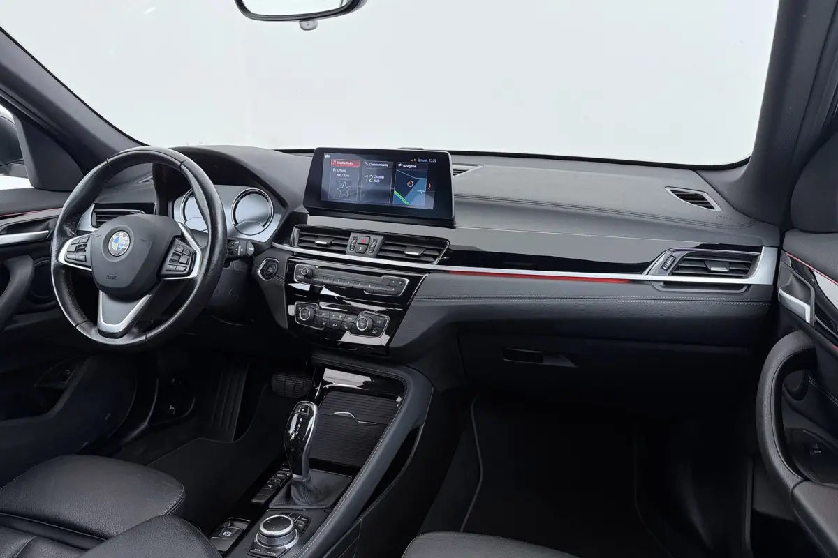 SDrive20i VDL Nedcar Edition | Trekhaak | Org NL | Facelift | Head-Up | Camera | LED | Navigatie |