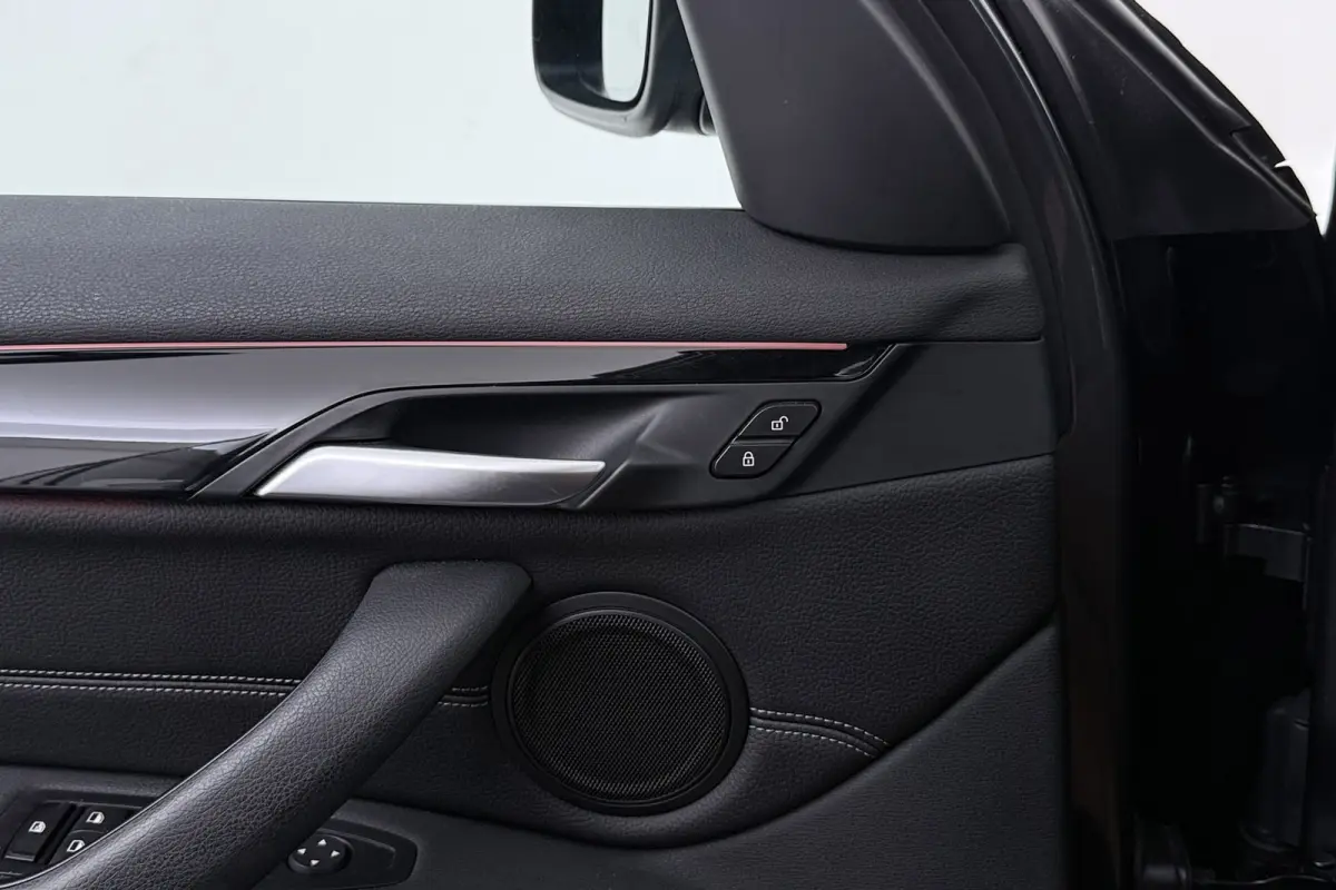 SDrive20i VDL Nedcar Edition | Trekhaak | Org NL | Facelift | Head-Up | Camera | LED | Navigatie |