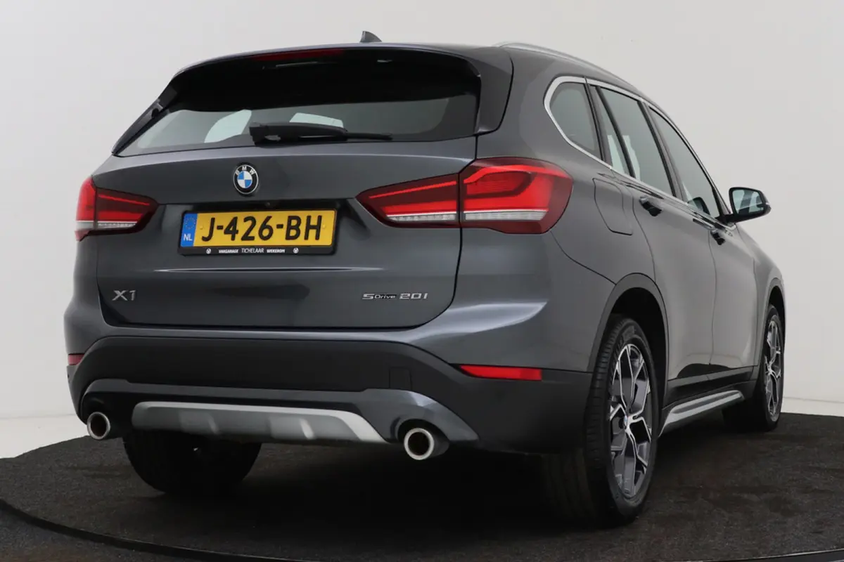 SDrive20i VDL Nedcar Edition | Trekhaak | Org NL | Facelift | Head-Up | Camera | LED | Navigatie |