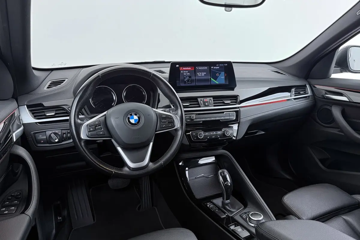 SDrive20i VDL Nedcar Edition | Trekhaak | Org NL | Facelift | Head-Up | Camera | LED | Navigatie |