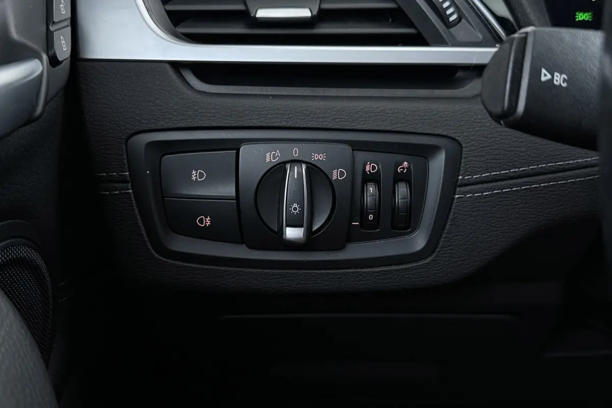 SDrive20i VDL Nedcar Edition | Trekhaak | Org NL | Facelift | Head-Up | Camera | LED | Navigatie |