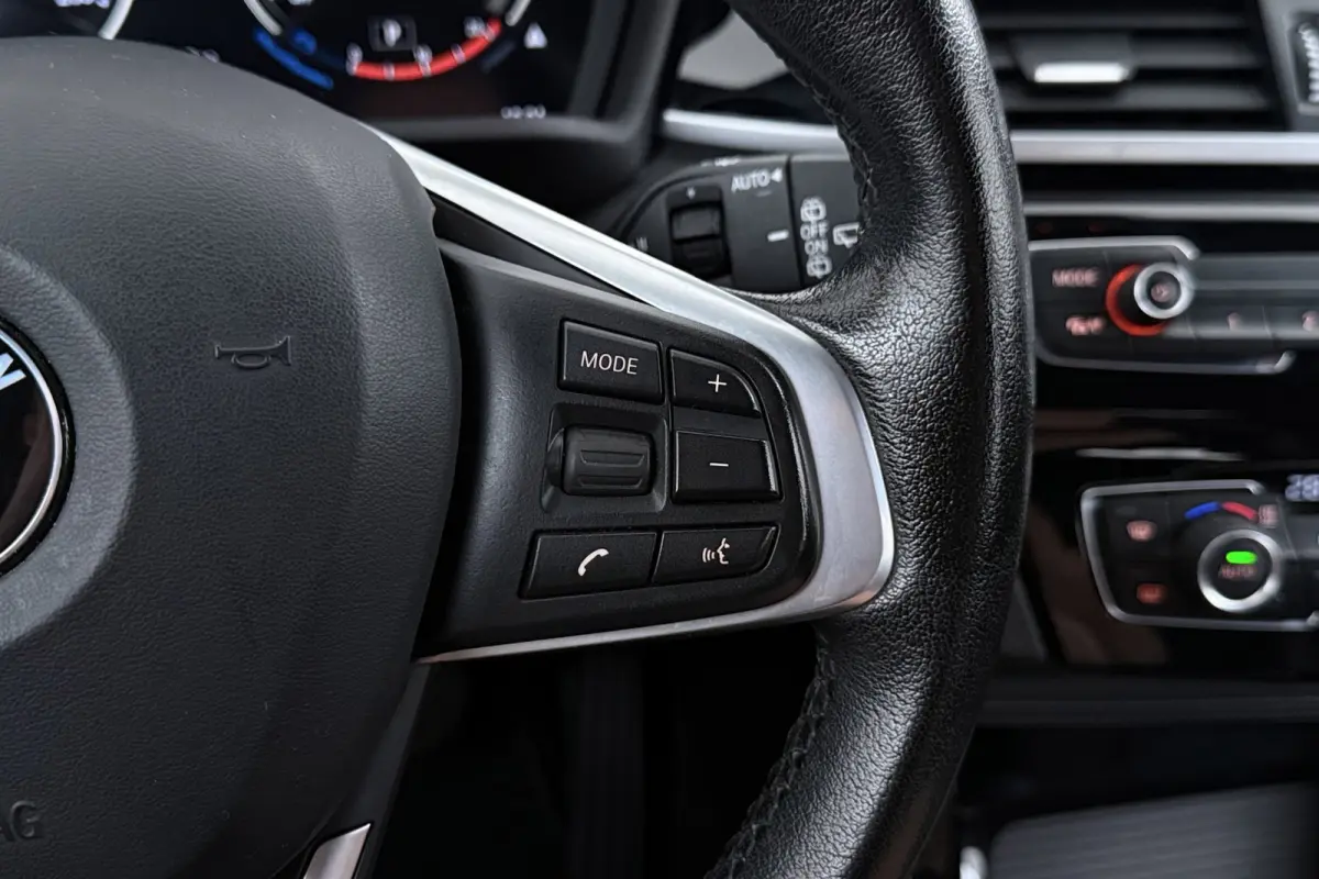 SDrive20i VDL Nedcar Edition | Trekhaak | Org NL | Facelift | Head-Up | Camera | LED | Navigatie |
