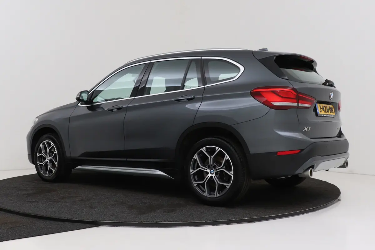 SDrive20i VDL Nedcar Edition | Trekhaak | Org NL | Facelift | Head-Up | Camera | LED | Navigatie |
