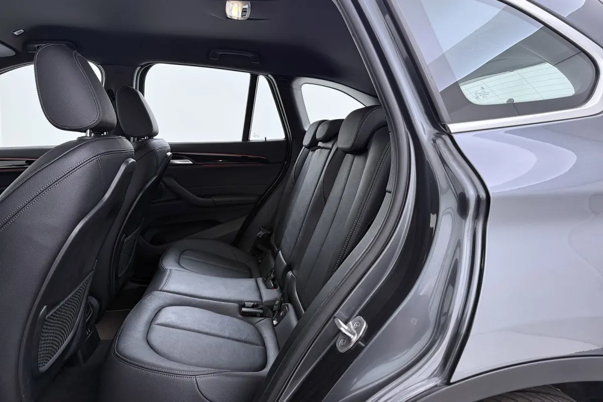 SDrive20i VDL Nedcar Edition | Trekhaak | Org NL | Facelift | Head-Up | Camera | LED | Navigatie |