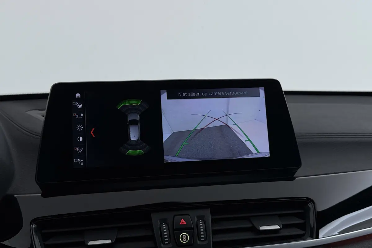 SDrive20i VDL Nedcar Edition | Trekhaak | Org NL | Facelift | Head-Up | Camera | LED | Navigatie |