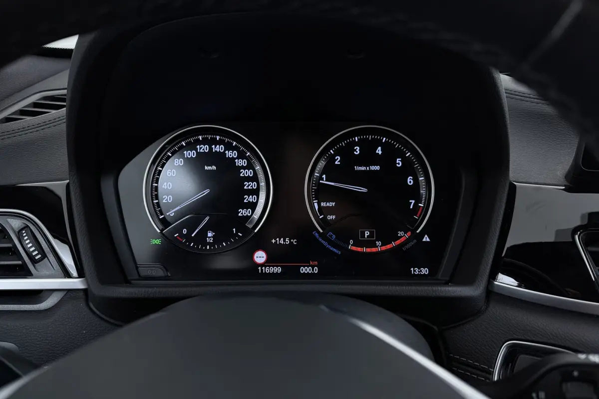 SDrive20i VDL Nedcar Edition | Trekhaak | Org NL | Facelift | Head-Up | Camera | LED | Navigatie |