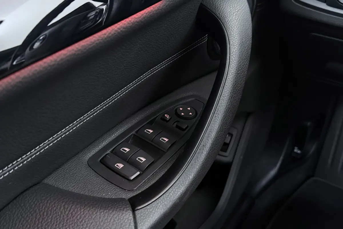 SDrive20i VDL Nedcar Edition | Trekhaak | Org NL | Facelift | Head-Up | Camera | LED | Navigatie |
