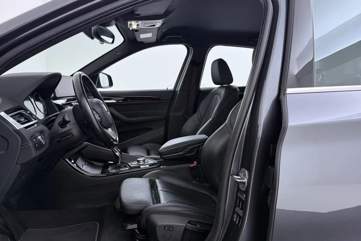 SDrive20i VDL Nedcar Edition | Trekhaak | Org NL | Facelift | Head-Up | Camera | LED | Navigatie |