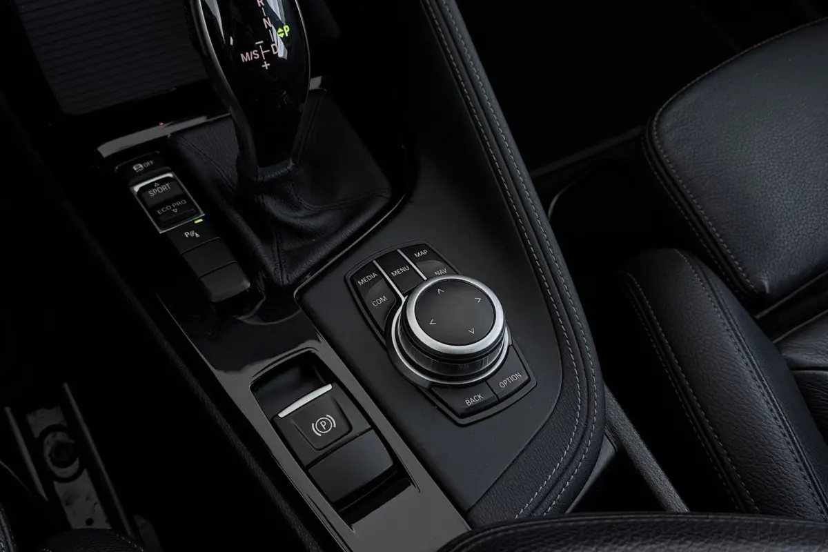 SDrive20i VDL Nedcar Edition | Trekhaak | Org NL | Facelift | Head-Up | Camera | LED | Navigatie |