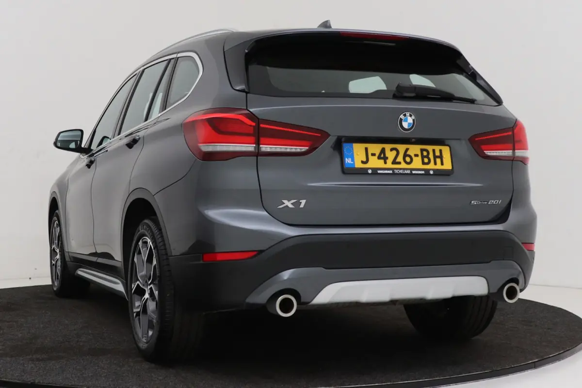 SDrive20i VDL Nedcar Edition | Trekhaak | Org NL | Facelift | Head-Up | Camera | LED | Navigatie |