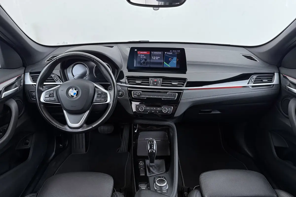 SDrive20i VDL Nedcar Edition | Trekhaak | Org NL | Facelift | Head-Up | Camera | LED | Navigatie |