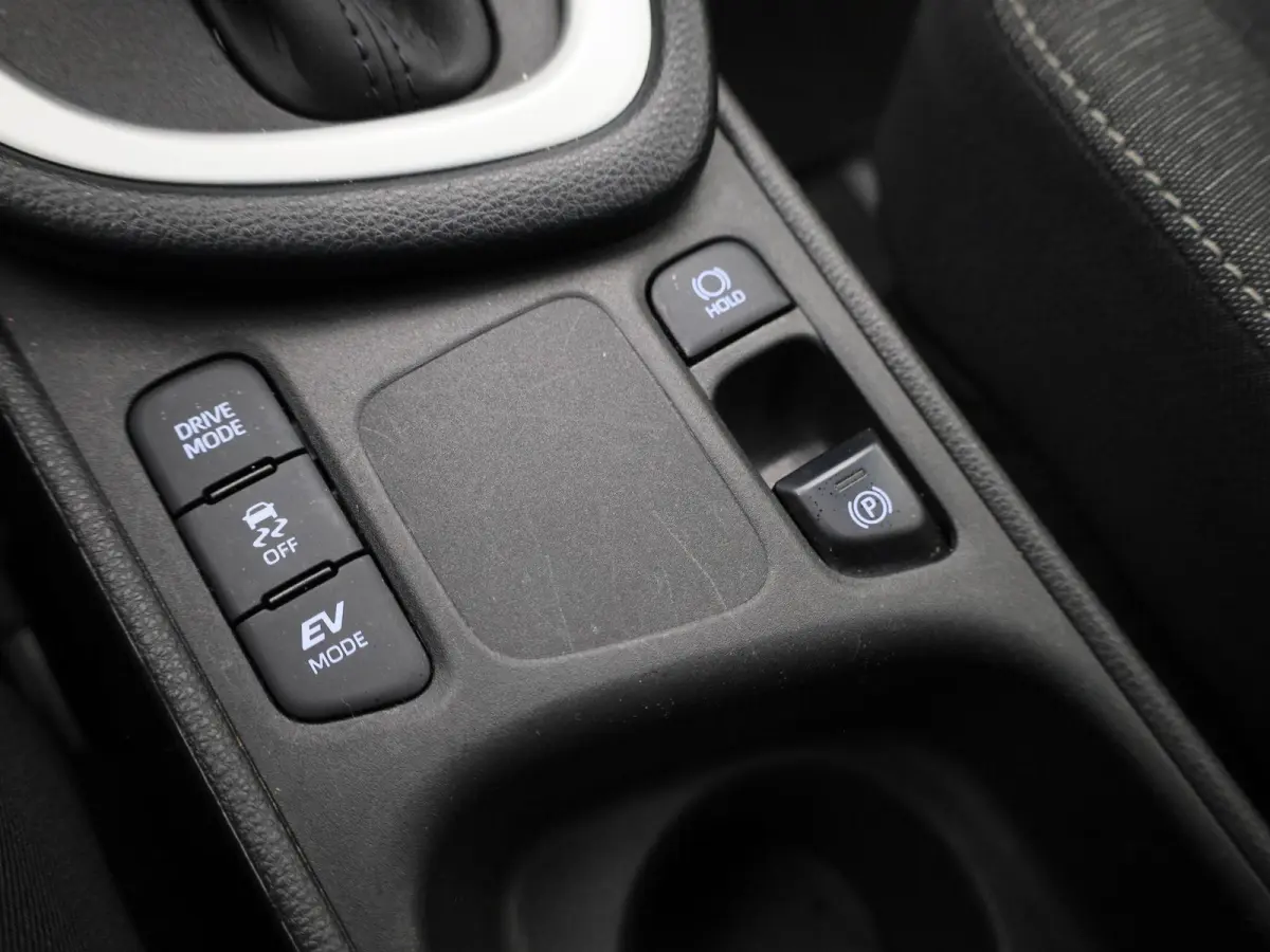 1.5 Hybrid Active | NAVIGATIE | BLUETOOTH | ACHTERUITRIJCAMERA | APPLE CARPLAY | CLIMATE CONTROL | 5-DEURS | AIRCO | MULTIFUNCTIONEEL STUURWIEL |