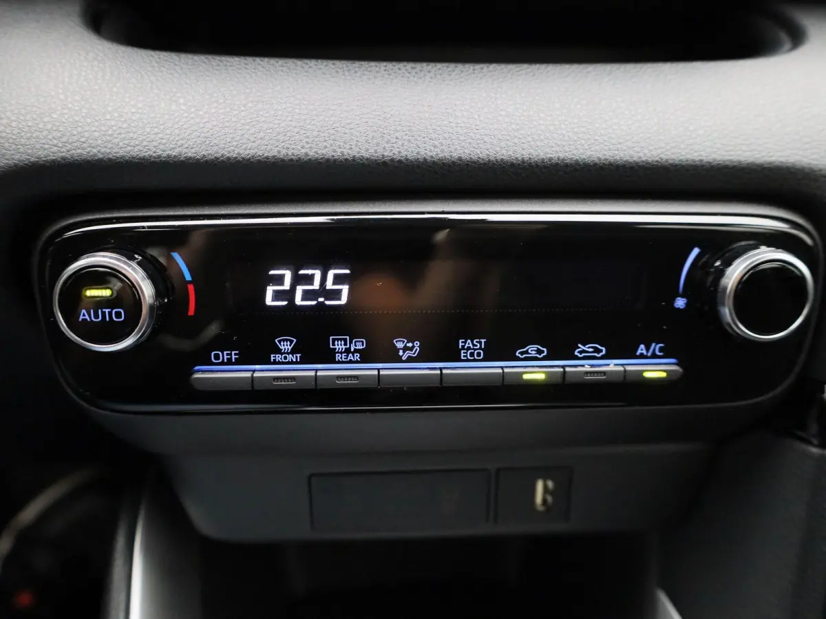 1.5 Hybrid Active | NAVIGATIE | BLUETOOTH | ACHTERUITRIJCAMERA | APPLE CARPLAY | CLIMATE CONTROL | 5-DEURS | AIRCO | MULTIFUNCTIONEEL STUURWIEL |