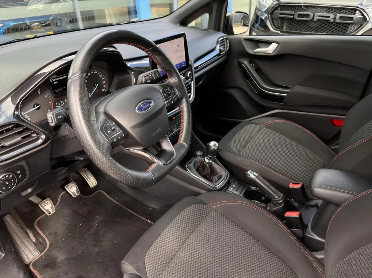 1.0 EcoBoost ST-Line 125PK Winterpack Cruise Navi Parkeersensoren Achter Climate Full-LED 17'' Velgen Privacy Glass *Sportief*