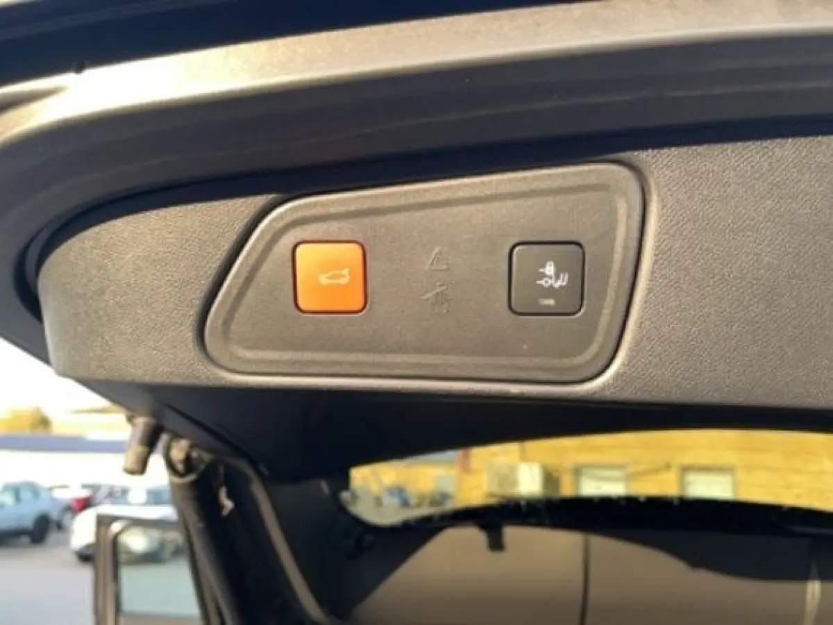 1.6 HYbrid 225 GT Afneembare Trekhaak | Black Pack | Camera | 19" Lichtmetaal | Leder/Stof | Parkeersensoren Rondom | Digitaal Dashboard | Achteruitrijcamera | Afneembare trekhaak | Afwijken
