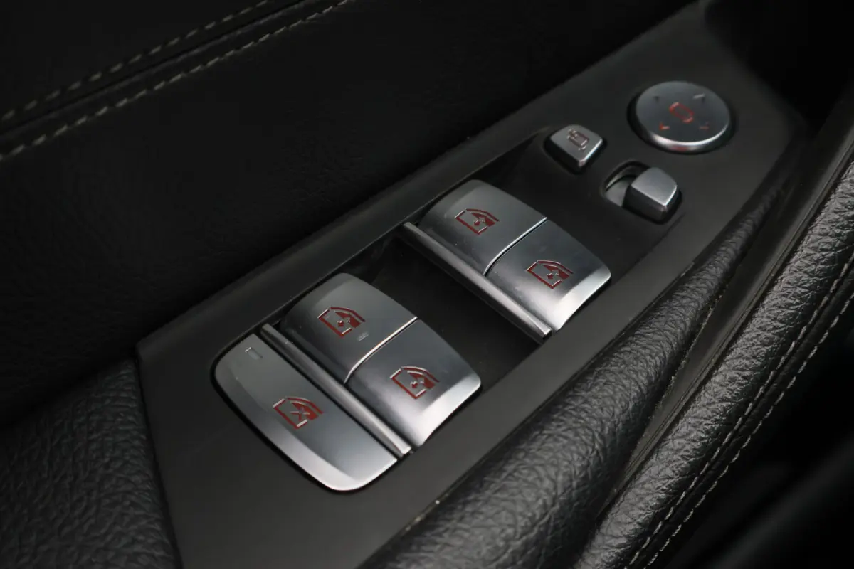 530e M Sport Edition Leer, Soft-Close, 360° Camera, Head-Up, Stoelverwarming/ventilatie, LED, 19''