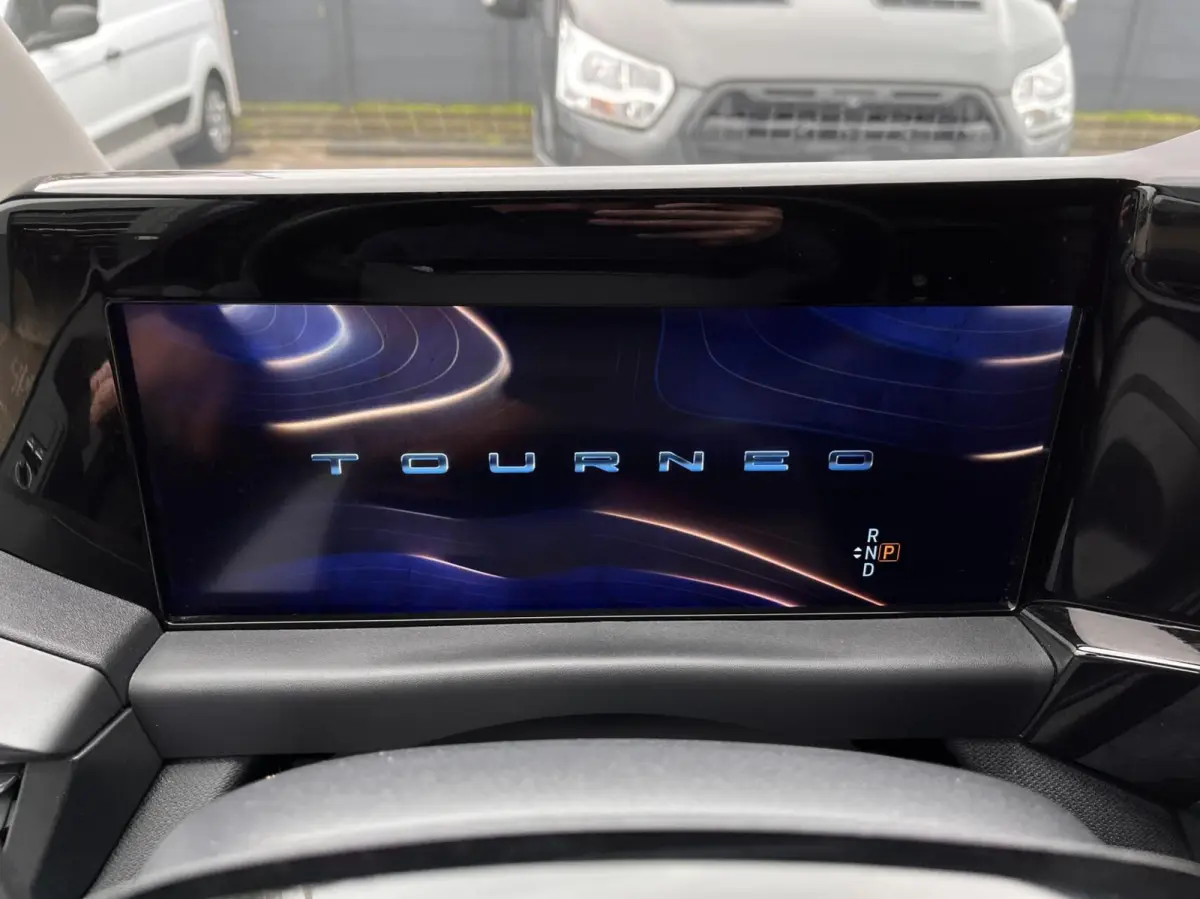 Tourneo 340 2.5 PHEV L2H1 Titanium X 233PK VOL leder 8 zitplaatsen verschuif/uitneembare stoelen Adaptieve Cruise Climate 2de rij All Seasons 19" velgen *Compleet*