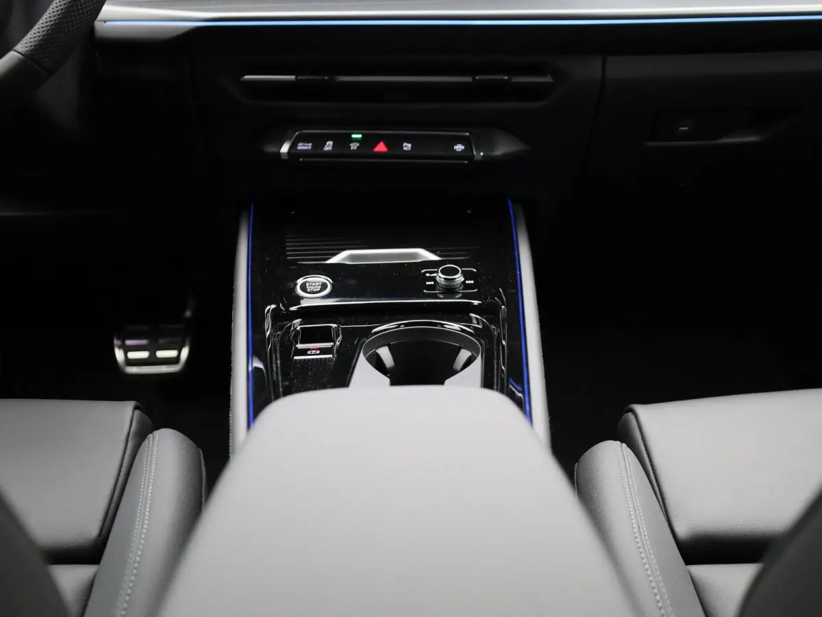 1.5 e-hybrid S edition | 272 PK | Navigatie | Apple Carplay | Adaptieve Cruise Control | Achteruitrij Camera | 19" Lm Velgen | Lederen bekleding | Airco |