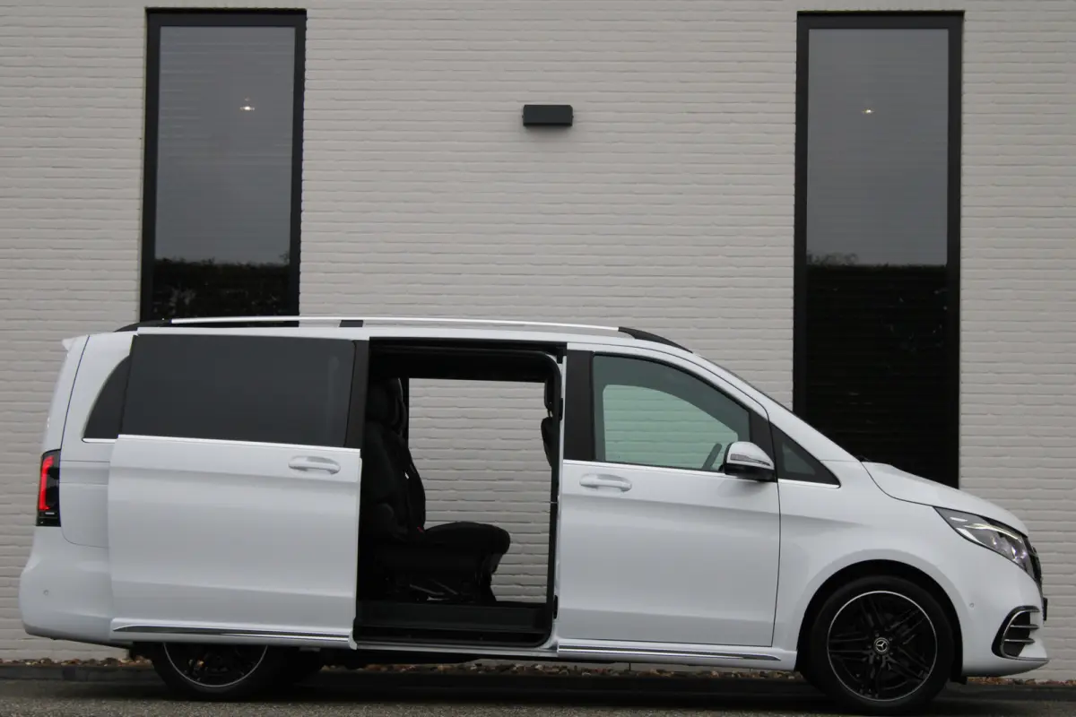 300d / AMG / DC / Luchtvering / Elec Stoelen / 360 Camera / Burmester / Vol Opties / NIEUWSTAAT