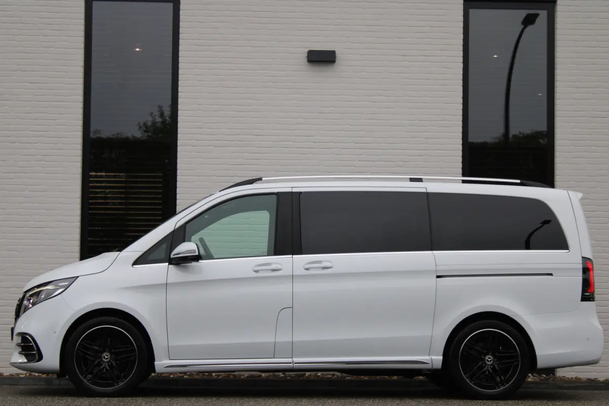 300d / AMG / DC / Luchtvering / Elec Stoelen / 360 Camera / Burmester / Vol Opties / NIEUWSTAAT