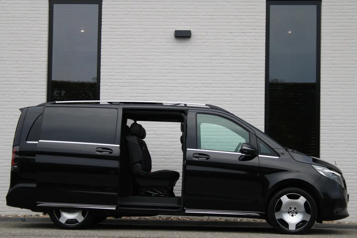 300d / AMG / Exclusive / DC / 4-matic / Luchtvering / Pano / Elec Stoelen / Burmester / Vol Opties / NIEUWSTAAT.