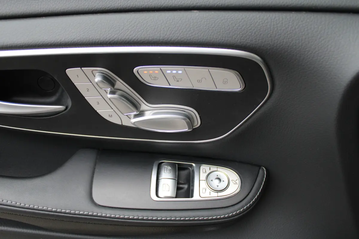 300d / AMG / Exclusive / DC / 4-matic / Luchtvering / Pano / Elec Stoelen / Burmester / Vol Opties / NIEUWSTAAT.