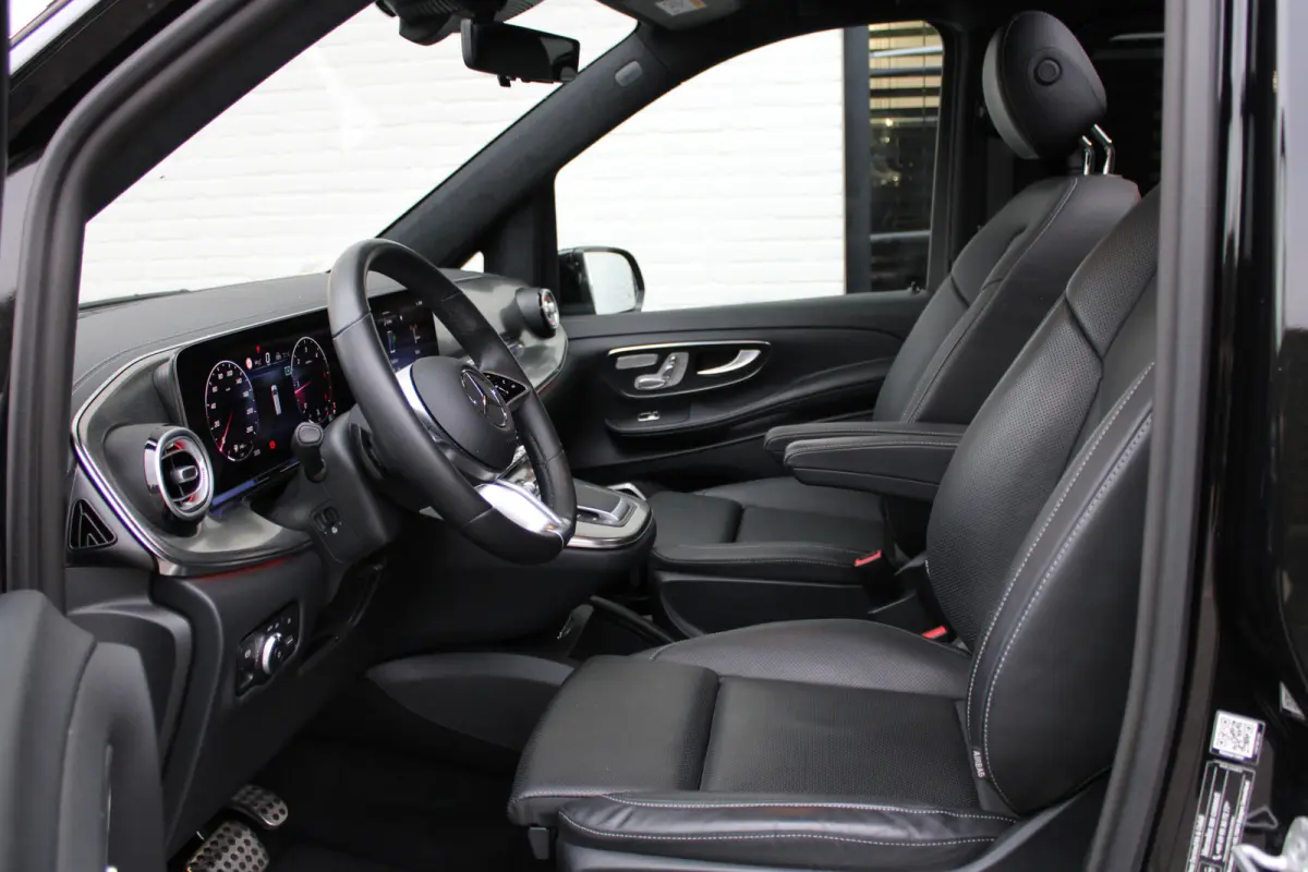 300d / AMG / Exclusive / DC / 4-matic / Luchtvering / Pano / Elec Stoelen / Burmester / Vol Opties / NIEUWSTAAT.