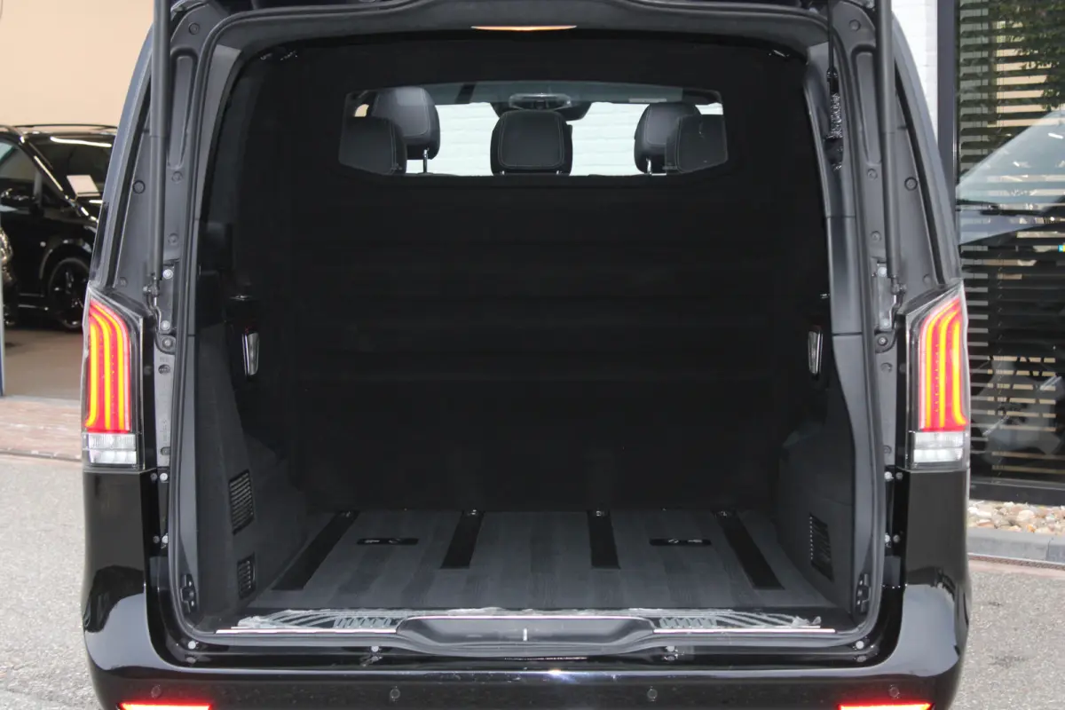 300d / AMG / Exclusive / DC / 4-matic / Luchtvering / Pano / Elec Stoelen / Burmester / Vol Opties / NIEUWSTAAT.