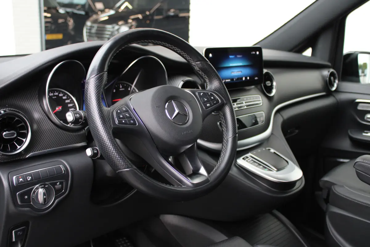 300d / DC / AMG / Panorama / Luchtvering / 2x Elec Schuifd / 360 Cam / Burmester / Vol Opties.