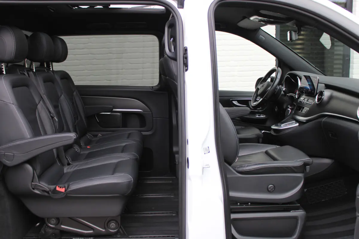 300d / DC / AMG / Panorama / Luchtvering / 2x Elec Schuifd / 360 Cam / Burmester / Vol Opties.