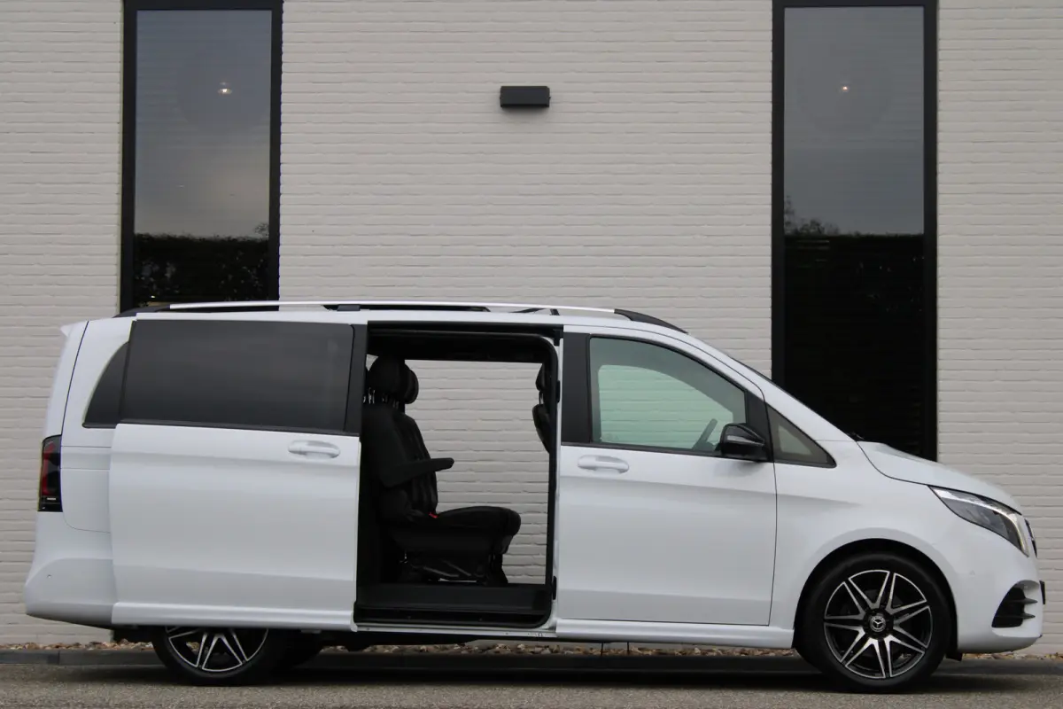 300d / DC / AMG / Panorama / Luchtvering / 2x Elec Schuifd / 360 Cam / Burmester / Vol Opties.