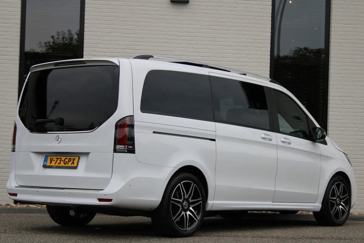 300d / DC / AMG / Panorama / Luchtvering / 2x Elec Schuifd / 360 Cam / Burmester / Vol Opties.