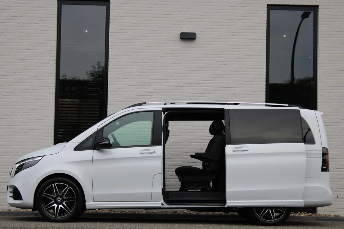 300d / DC / AMG / Panorama / Luchtvering / 2x Elec Schuifd / 360 Cam / Burmester / Vol Opties.