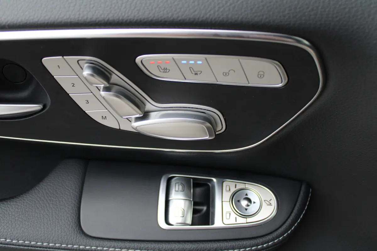 300d / DC / AMG / Panorama / Luchtvering / 2x Elec Schuifd / 360 Cam / Burmester / Vol Opties.