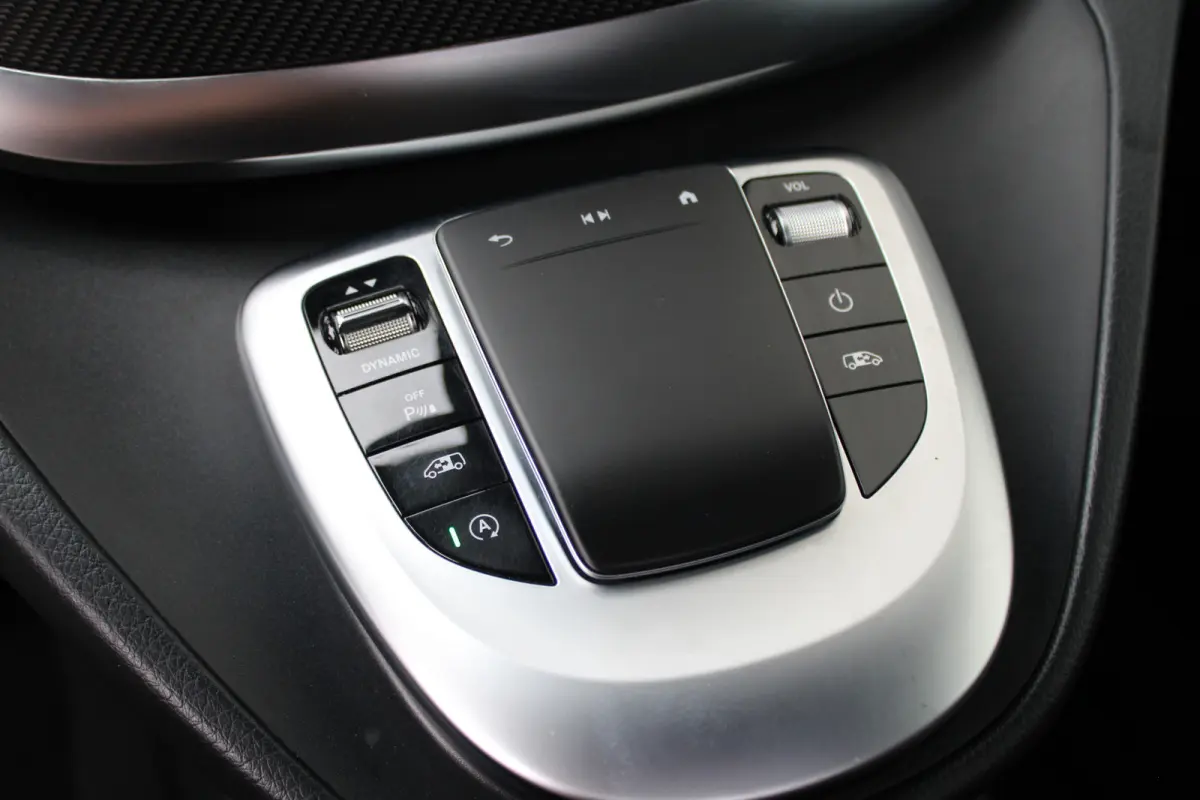 300d / DC / AMG / Panorama / Luchtvering / 2x Elec Schuifd / 360 Cam / Burmester / Vol Opties.