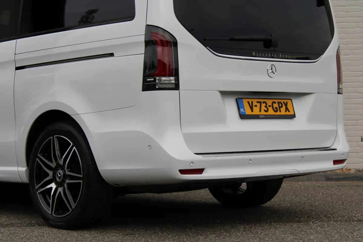 300d / DC / AMG / Panorama / Luchtvering / 2x Elec Schuifd / 360 Cam / Burmester / Vol Opties.