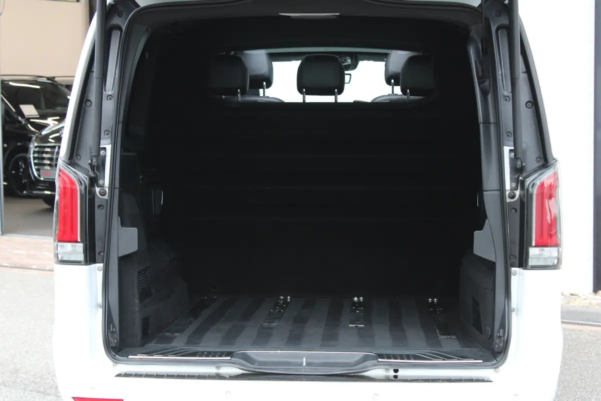 300d / DC / AMG / Panorama / Luchtvering / 2x Elec Schuifd / 360 Cam / Burmester / Vol Opties.