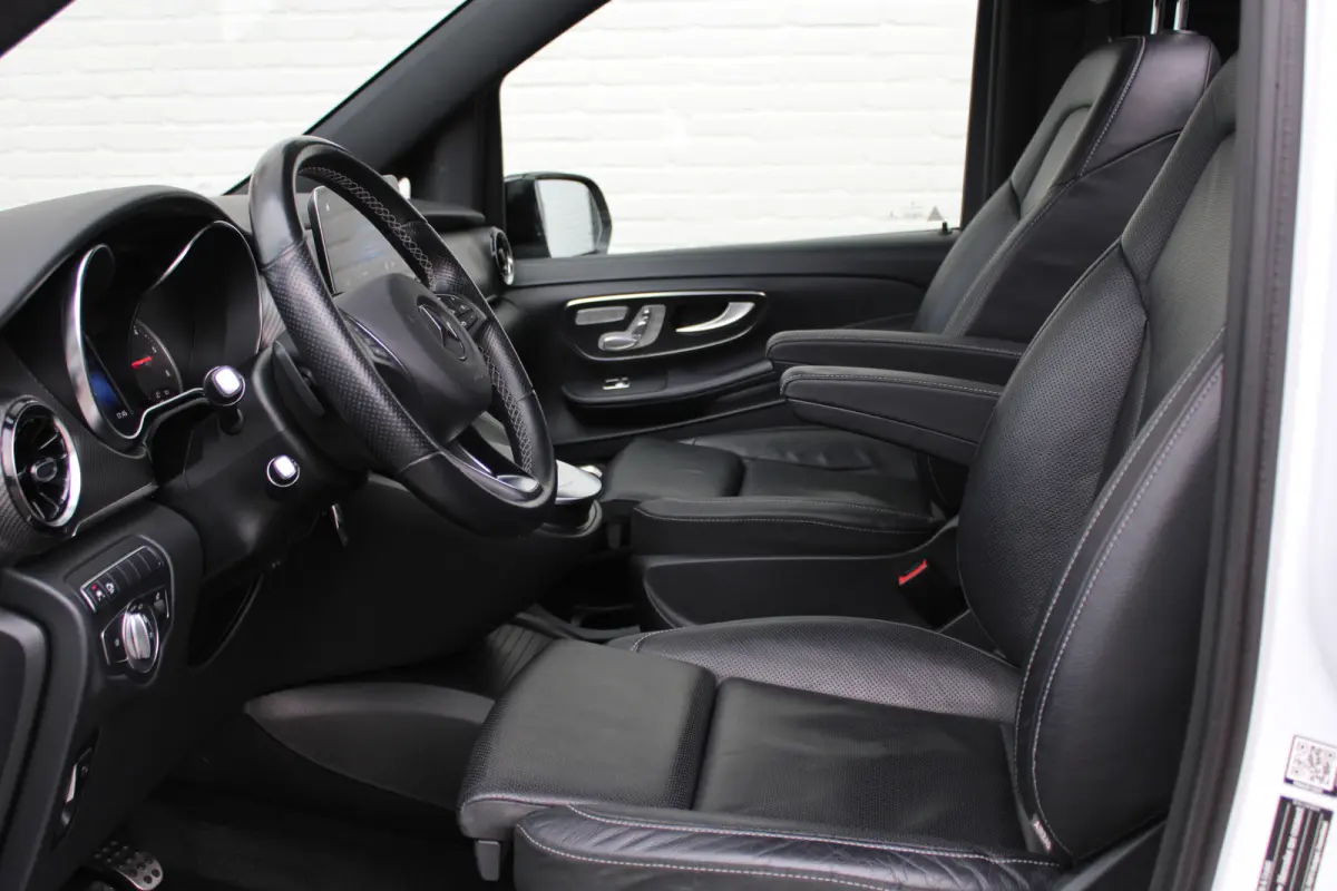 300d / DC / AMG / Panorama / Luchtvering / 2x Elec Schuifd / 360 Cam / Burmester / Vol Opties.