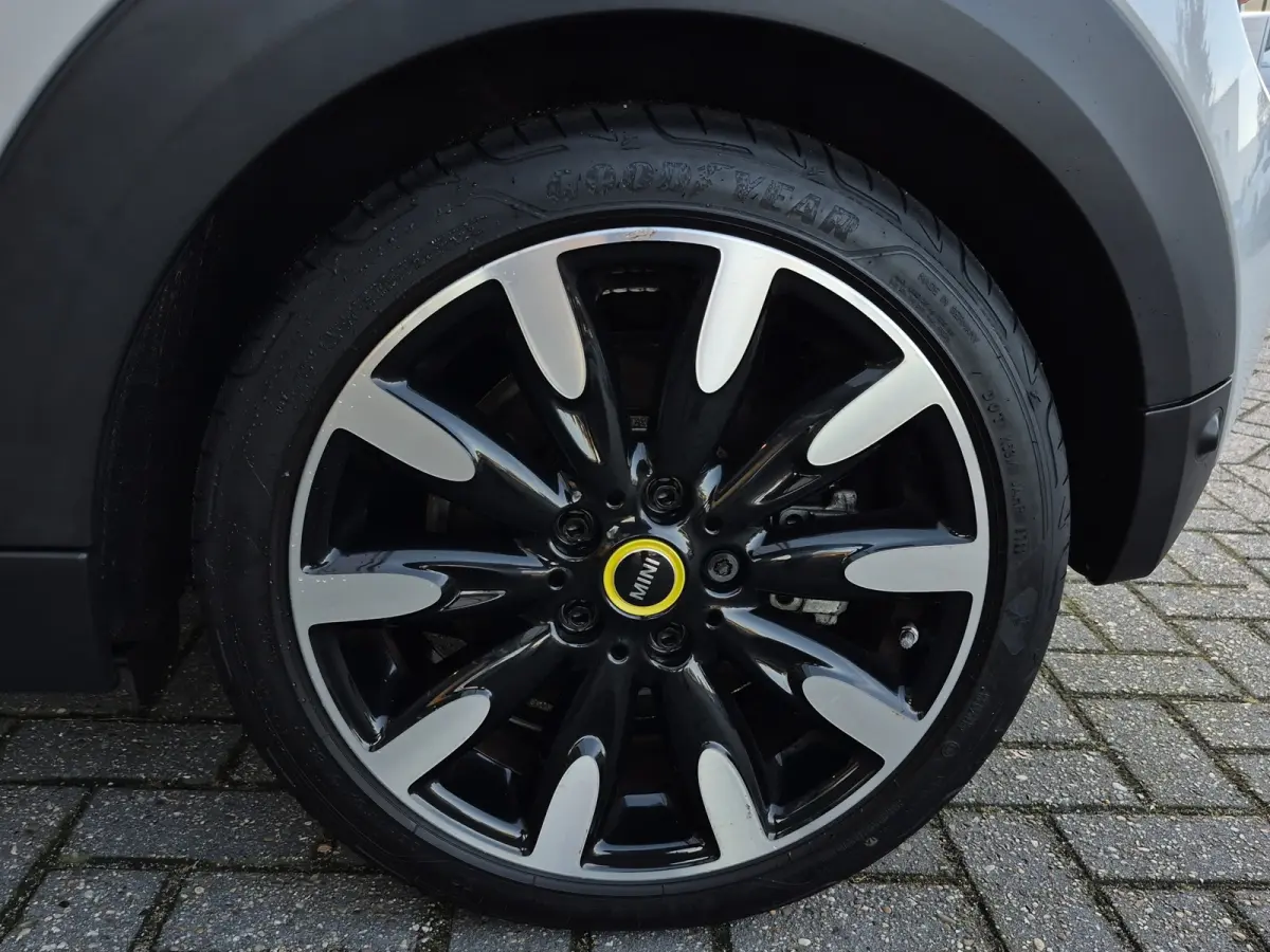 Yours 33 kWh Panoramadak | Matrix LED | Keyless | Luxe leder | Stoelverwarming | Camera | Parkeersensoren |
