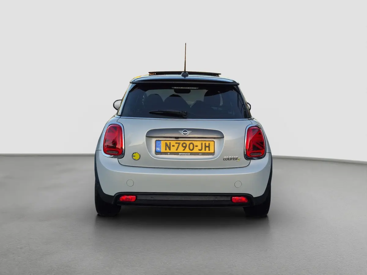 Yours 33 kWh Panoramadak | Matrix LED | Keyless | Luxe leder | Stoelverwarming | Camera | Parkeersensoren |