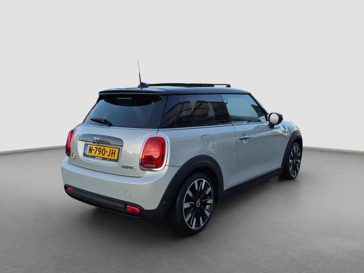 Yours 33 kWh Panoramadak | Matrix LED | Keyless | Luxe leder | Stoelverwarming | Camera | Parkeersensoren |