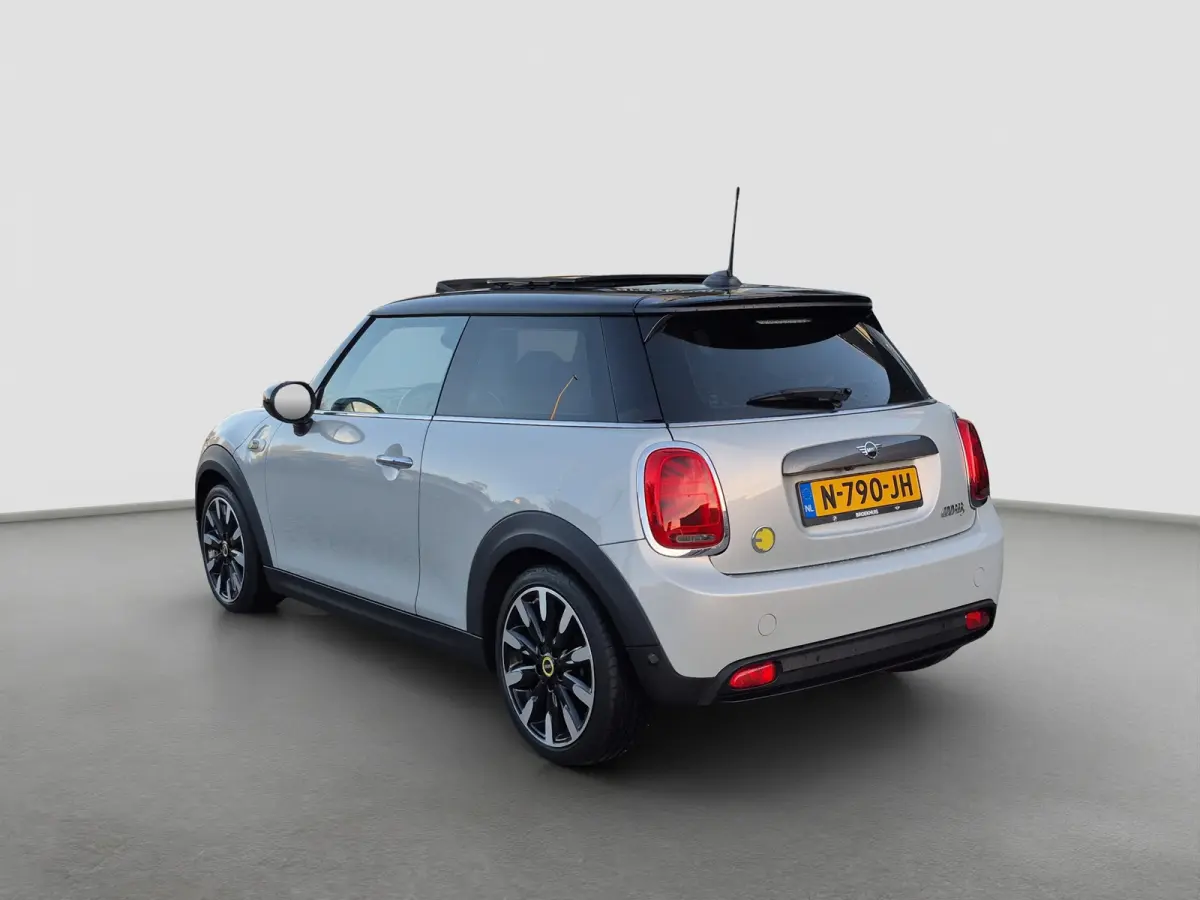 Yours 33 kWh Panoramadak | Matrix LED | Keyless | Luxe leder | Stoelverwarming | Camera | Parkeersensoren |