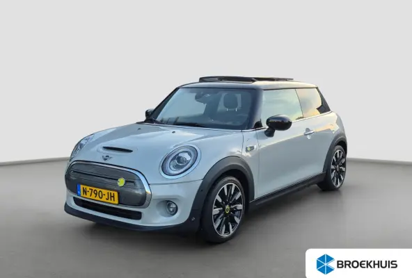Yours 33 kWh Panoramadak | Matrix LED | Keyless | Luxe leder | Stoelverwarming | Camera | Parkeersensoren |