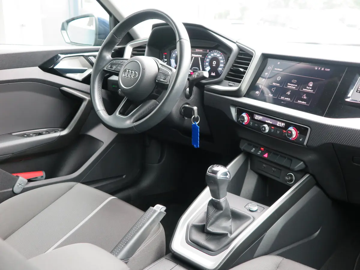 25 TFSI Advanced edition Led , Stoelverwaming, Cruise , Climate control , Soundsysteem, PDC achter,etc. Navigatie via carplay.