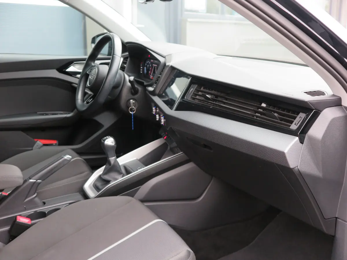 25 TFSI Advanced edition Led , Stoelverwaming, Cruise , Climate control , Soundsysteem, PDC achter,etc. Navigatie via carplay.